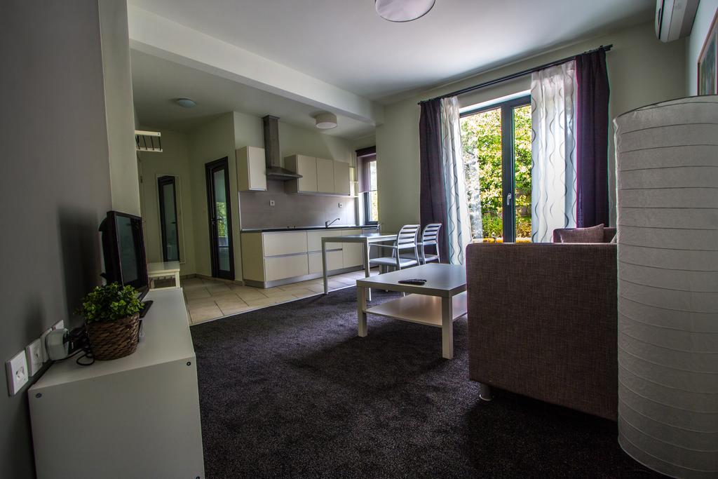 Family Hotel Friends Villa Enchets الغرفة الصورة