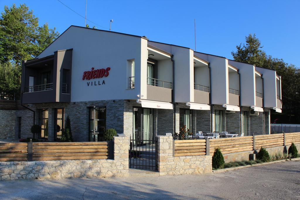 Family Hotel Friends Villa Enchets الغرفة الصورة