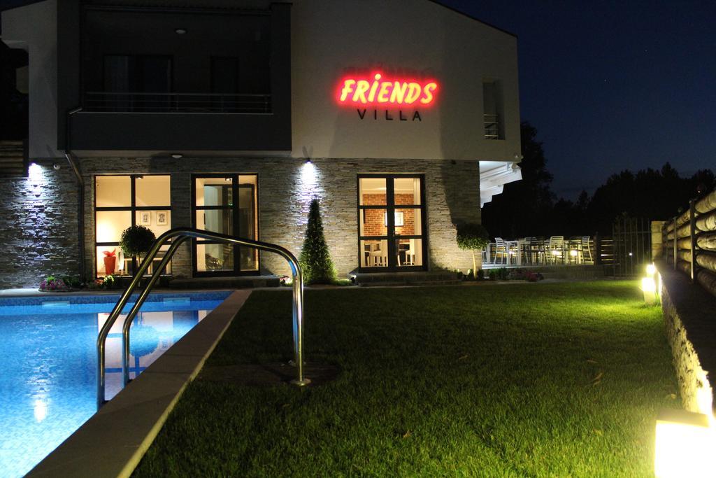 Family Hotel Friends Villa Enchets المظهر الخارجي الصورة