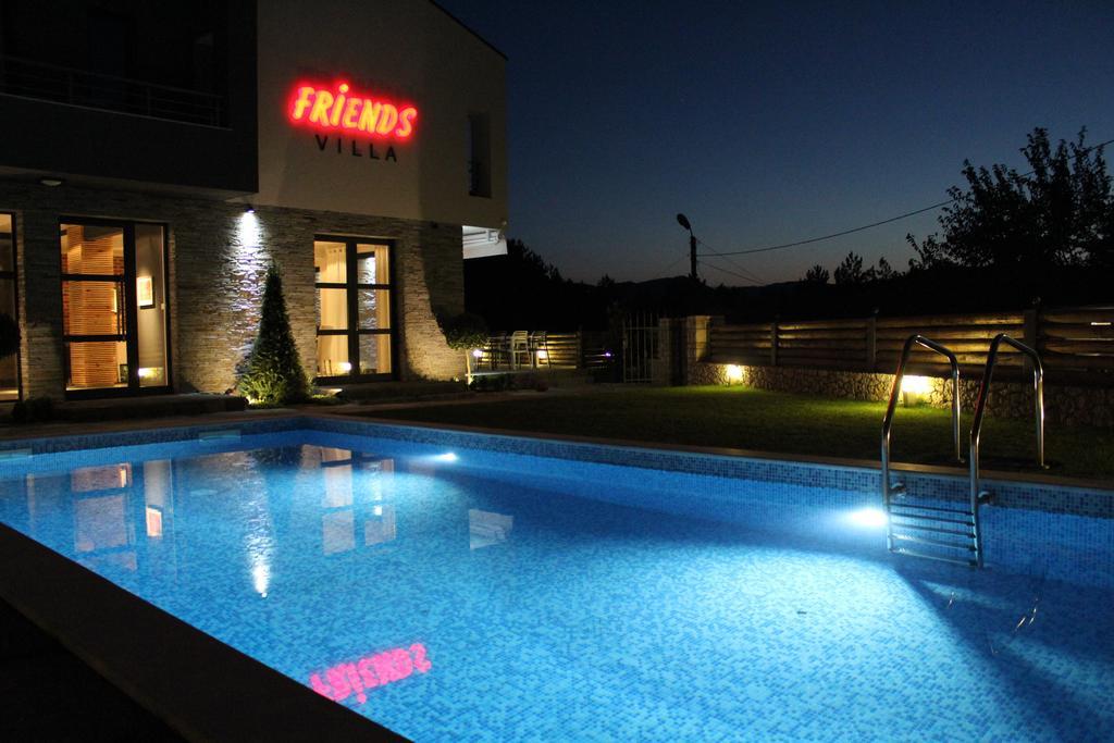 Family Hotel Friends Villa Enchets المظهر الخارجي الصورة